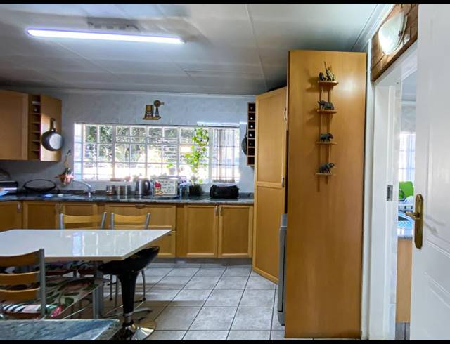 7 BEDROOM HOUSE FOR SALE IN KEMPTON PARK EXT 04